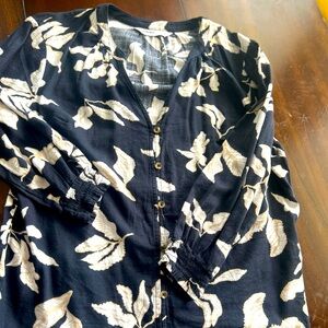 Beautiful linen cotton, like three-quarter length sleeve floral top